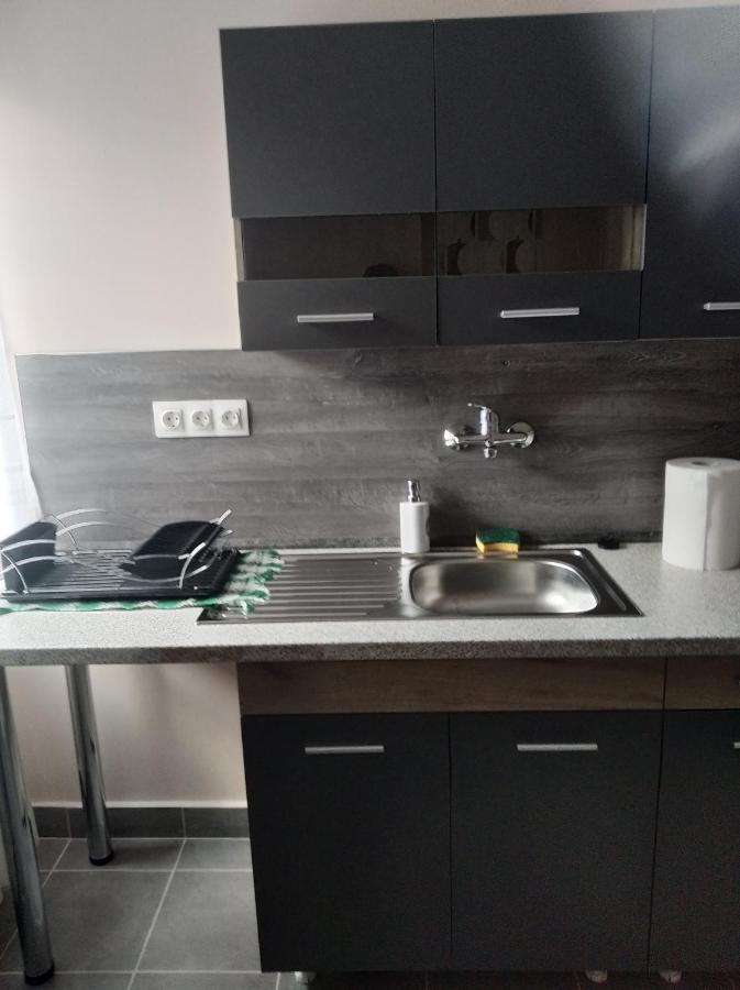 Tatabánya Újvárosi lakás Esterno foto